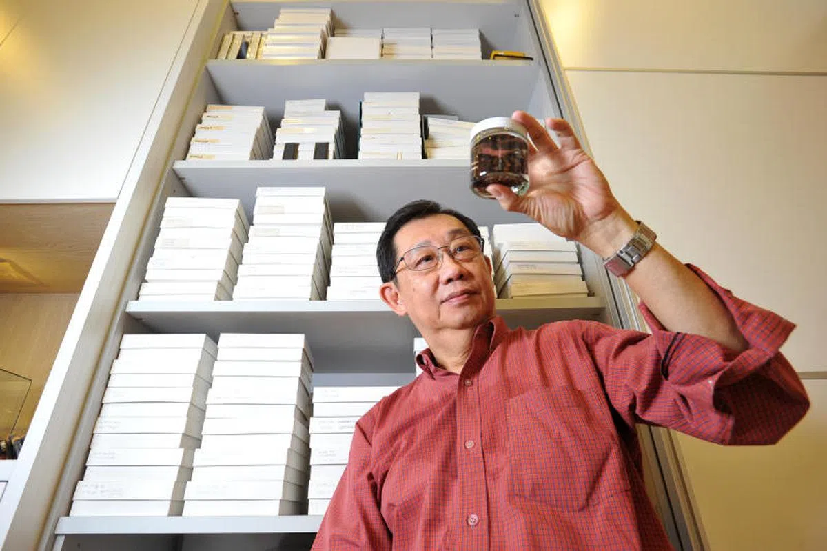 许国丰设在家中的研究室，右边是一整橱根据采集日期整理出来的蜘蛛，左边是一整橱已根据科别整理出来的蜘蛛。（海峡时报)