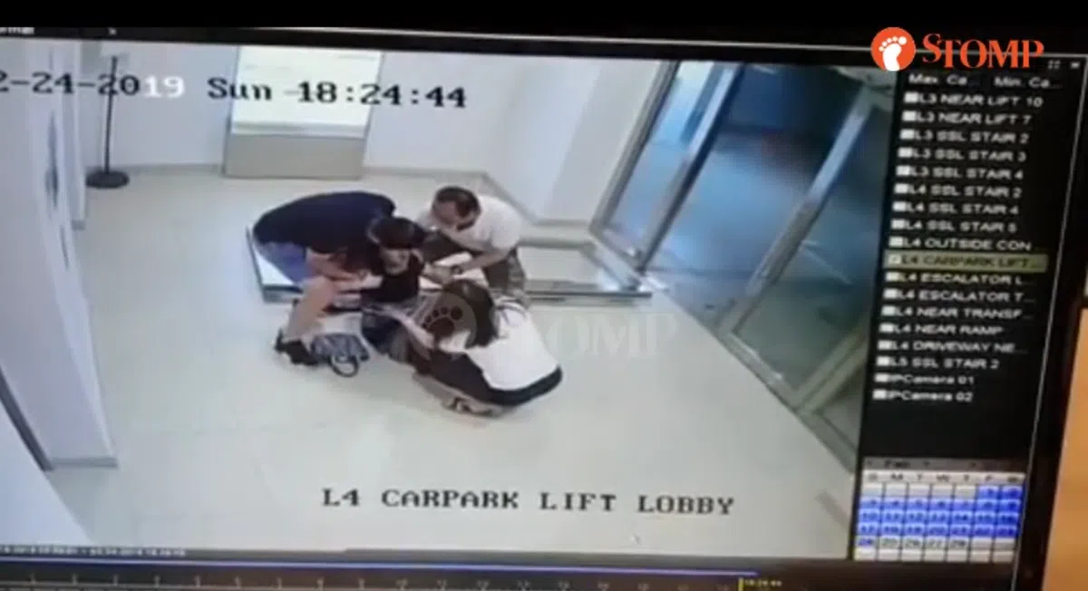  热心的公众见状，马上上前协助。（视频截图） 