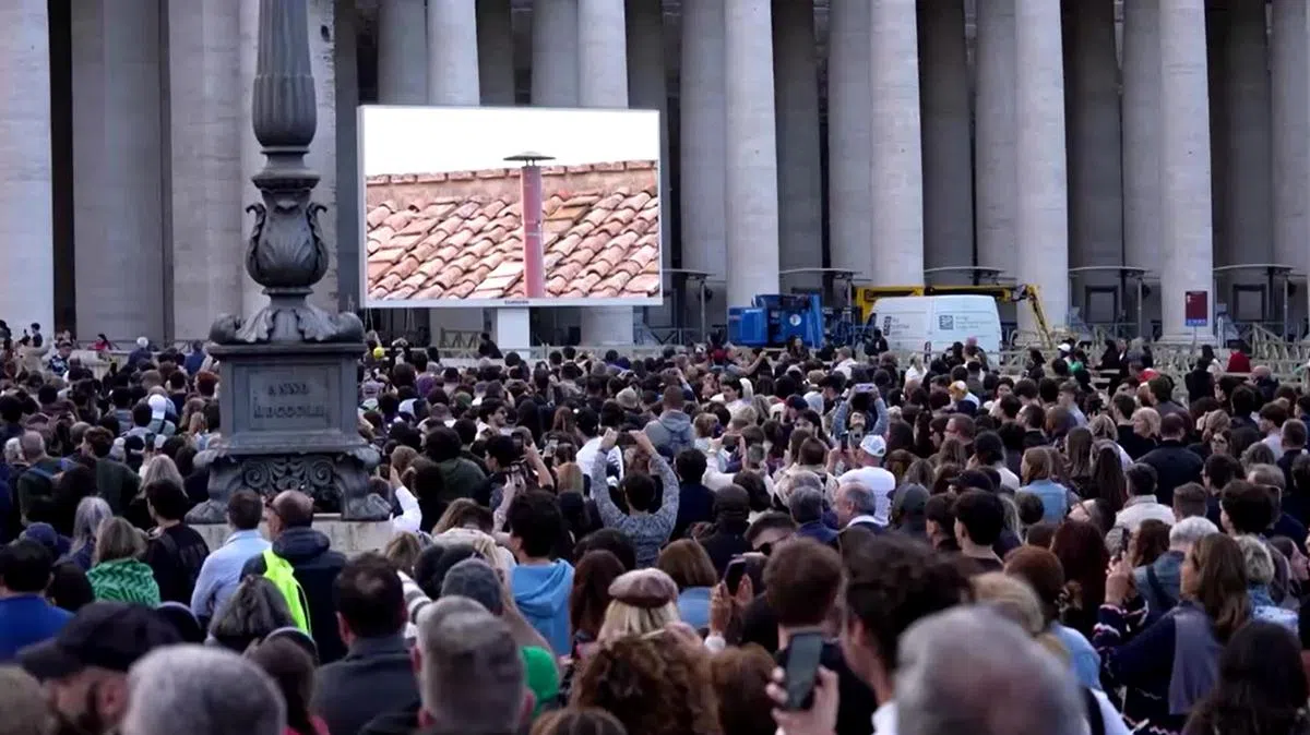 梵蒂冈圣伯多禄广场架起大屏幕直播烟囱的动静。（路透社）