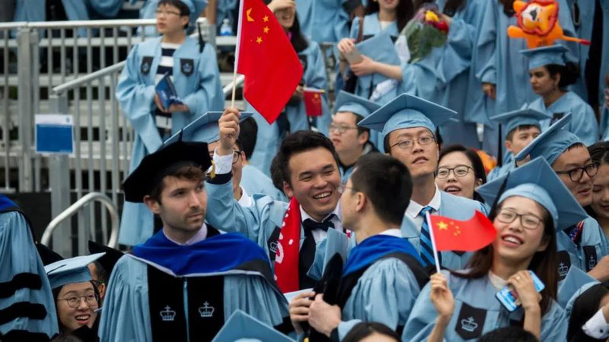  美国哥伦比亚大学毕业典礼上的学生挥舞着中国国旗。（互联网） 