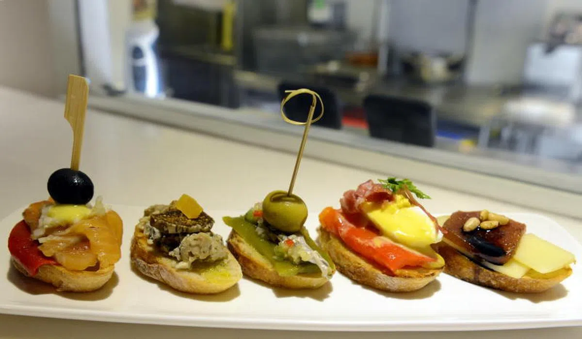  在位于丹戎巴葛路的Tapas bar Kaixo，本地公众也可品尝得到Pintxos。（海峡时报） 