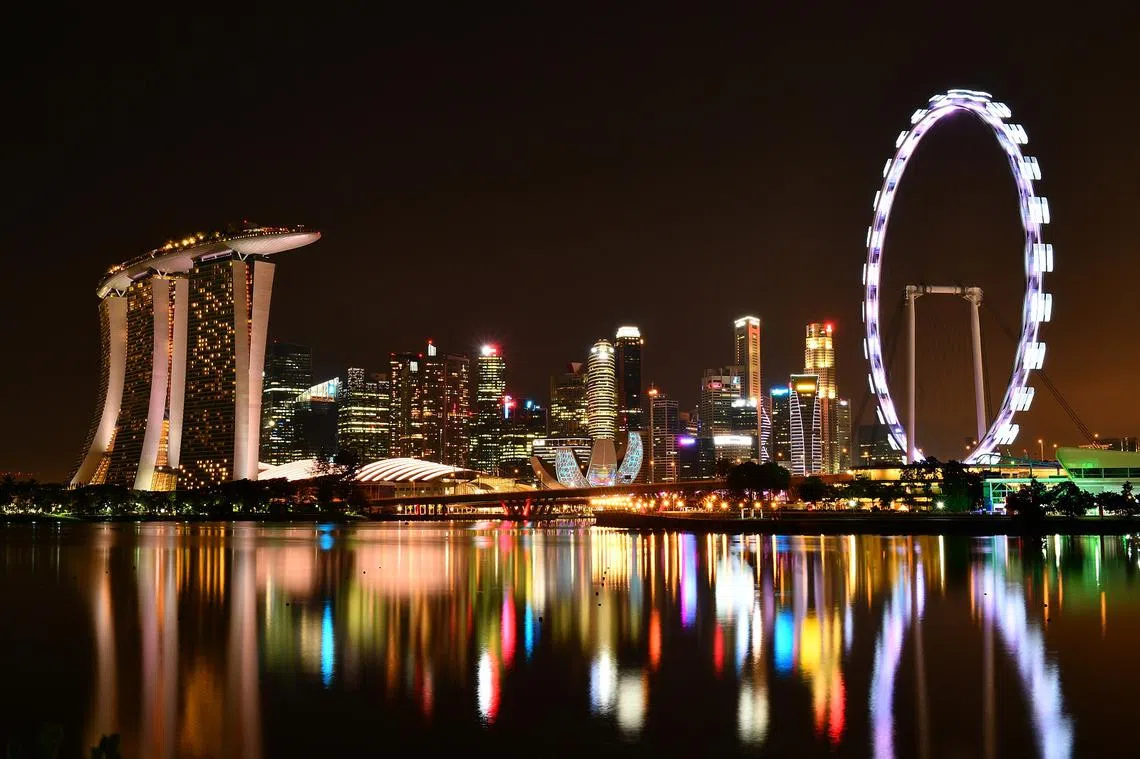 新加坡滨海湾夜景。这里也是外国游客访新最常去的景点之一。（海峡时报）