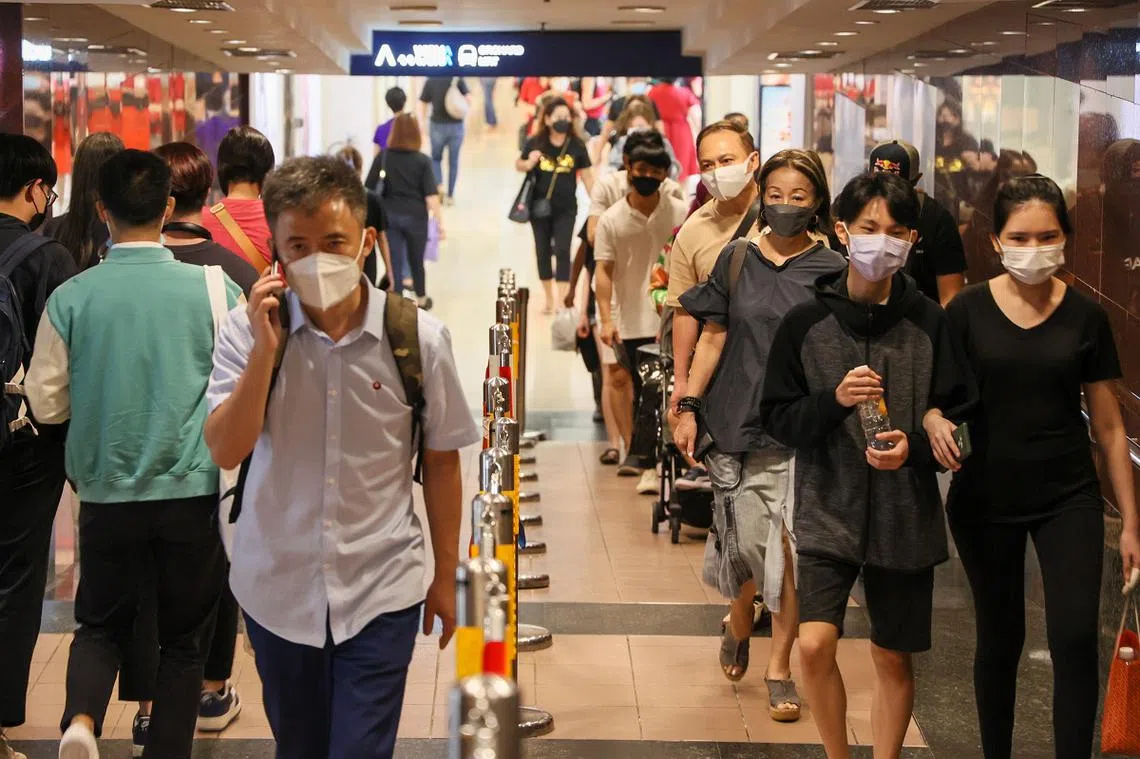 乌节路高岛屋商场的地下通道。（联合早报）