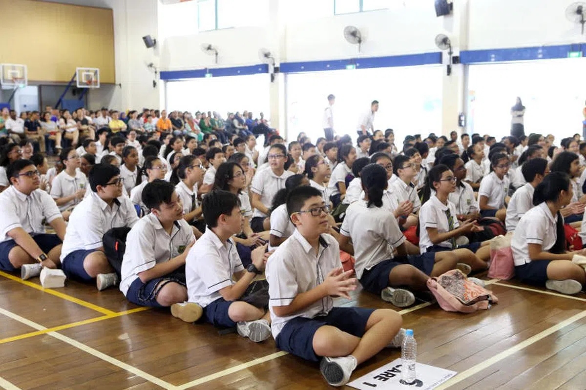  回去学校领取小六会考成绩单，小小心灵负担肯定不轻，那毕竟是人生的一道坎。（联合早报） 