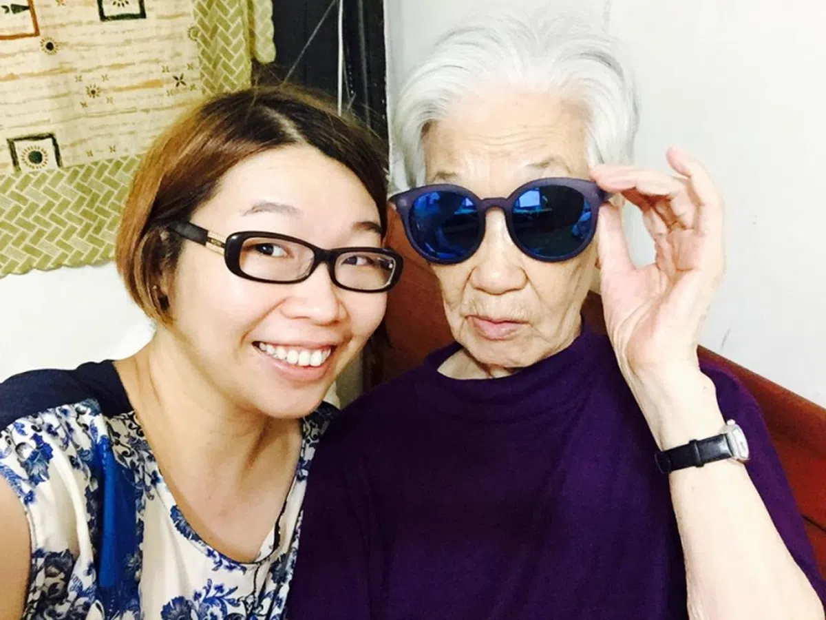 连美恩（左）与奶奶郝云娟的自拍是孙女发现奶奶模特儿潜能的契机。（The Hidden Gem 向岁月致敬面簿） 