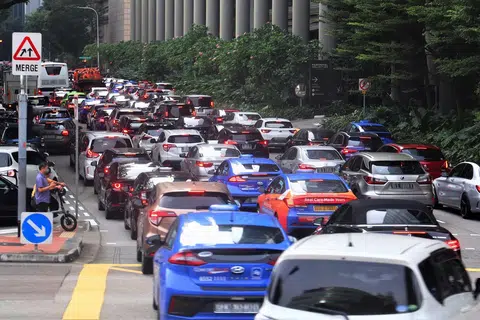新加坡公路高峰时间的拥堵情况。（海峡时报）