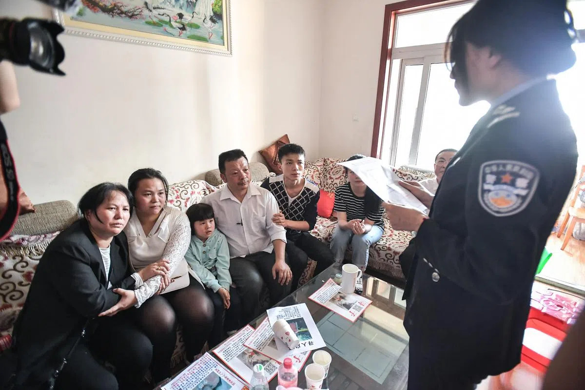  4月3日，四川成都民警为王明清一家宣读《被拐儿童身份确认通知书》。但康英始终坚信，自己不是被拐的，只是走失后被养父捡回了家。（新华社） 