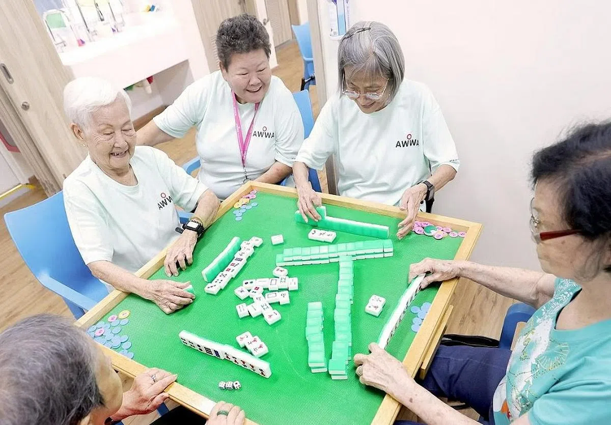 打麻将三缺一，就去活跃乐龄中心找多一“脚”。（联合早报）