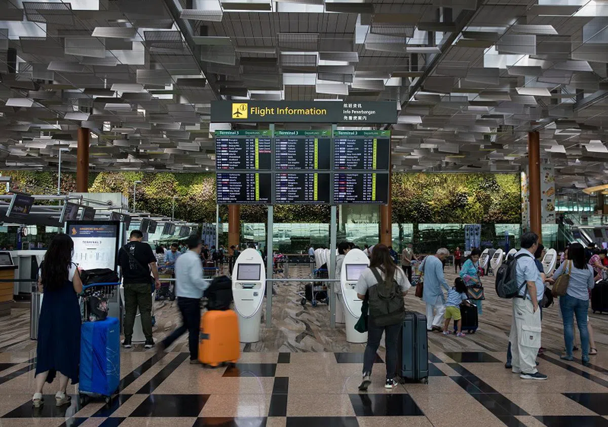 前空姐认为，乘客上机后就须时时保持警觉，尤其是在佳节期间出行人数增加的时候。（联合早报）