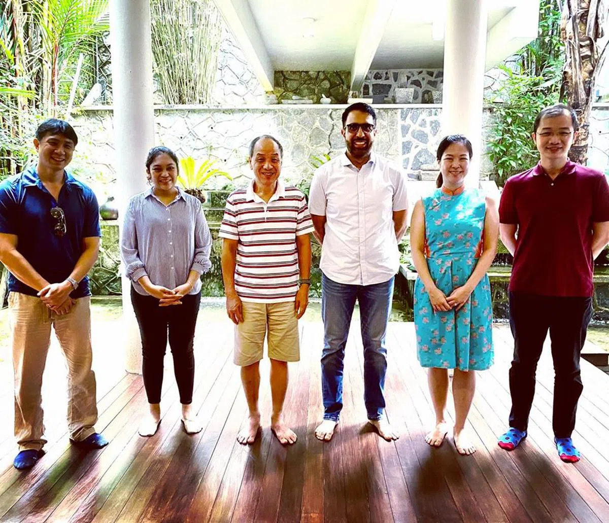  工人党胜选的盛港团队与工人党现任党魁毕丹星（右三）和前任党魁刘程强（左三）合照。所有人都光着脚因为：千里之行始于足下。（毕丹星面簿） 