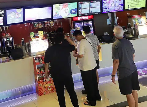 有网民申诉，本地戏院业者把能享有年长者优惠票价的年龄调高了。（海峡时报档案照片）