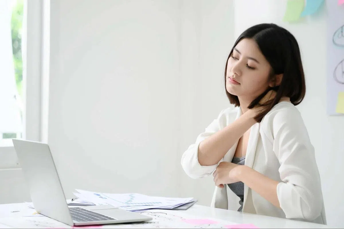 长时间维持同一姿势，会对颈椎造成压迫而罹患“科技颈”。（互联网）