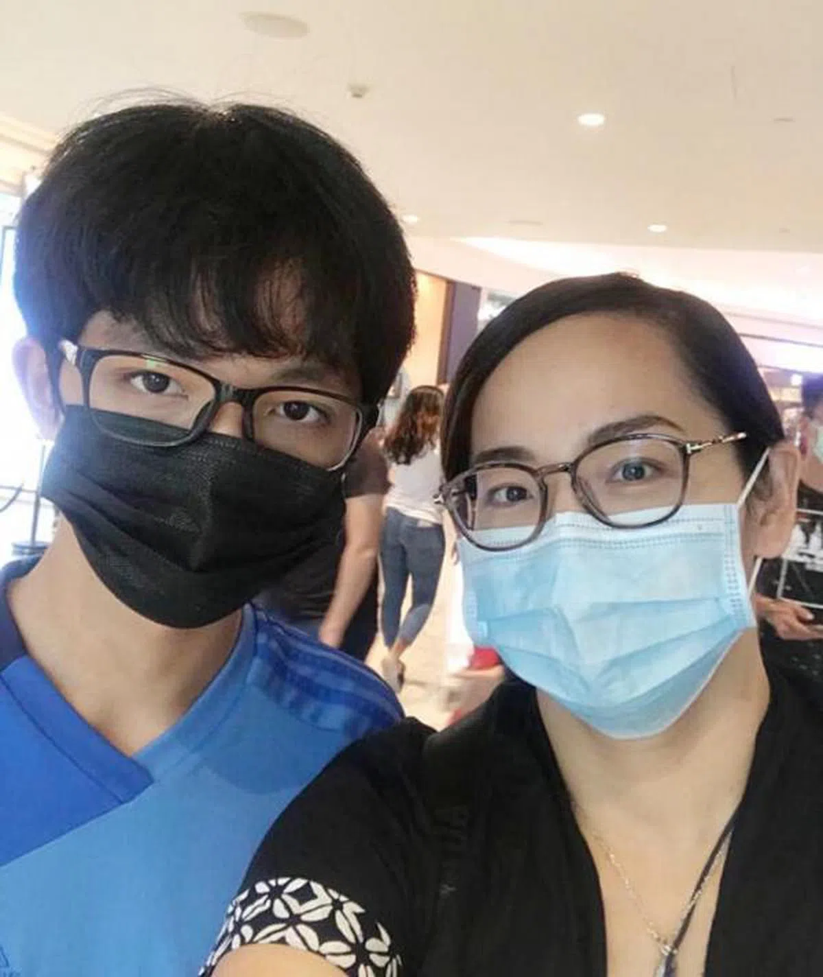  苏祥麟与母亲林女士。（新明日报） 