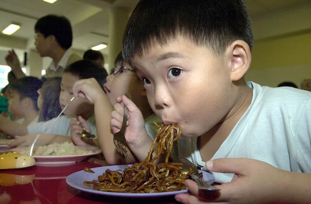 当年“吞面”的情景，大概跟这位小弟弟差不多。