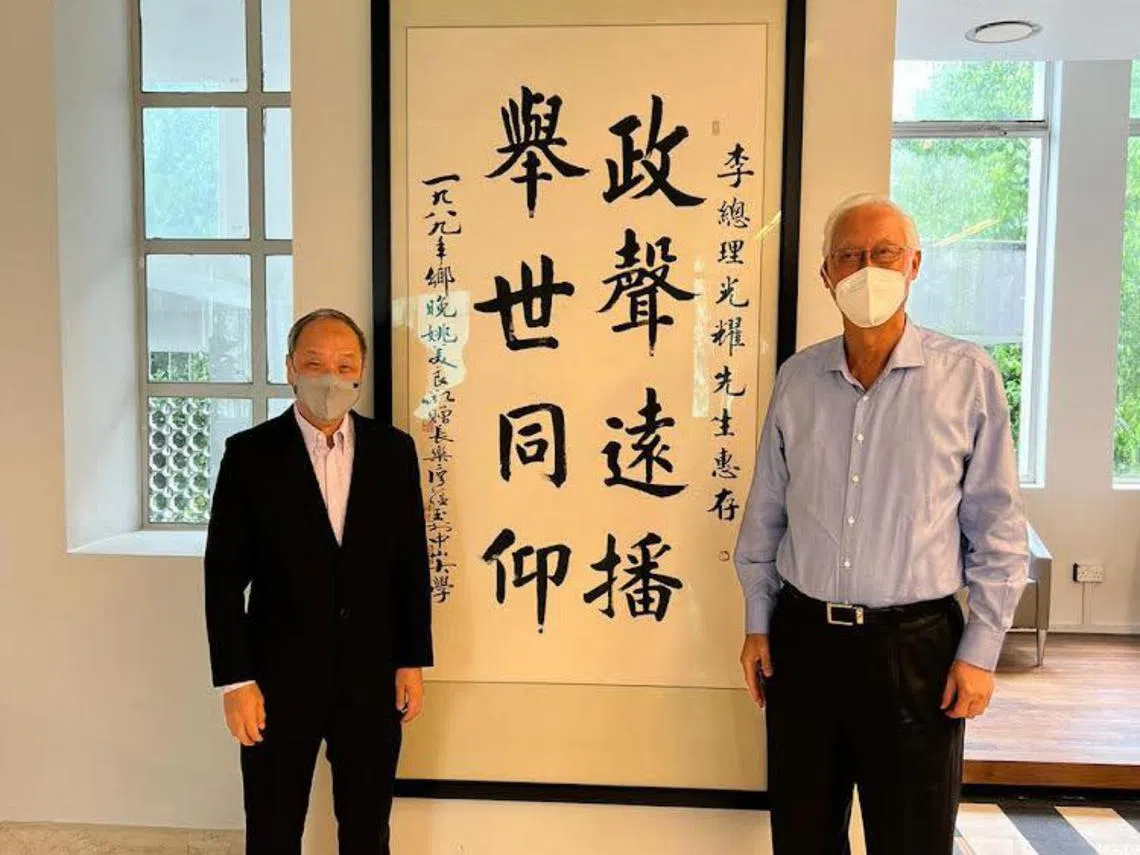 荣誉国务资政吴作栋（右）巧遇工人党前秘书刘程强。（吴作栋面簿）