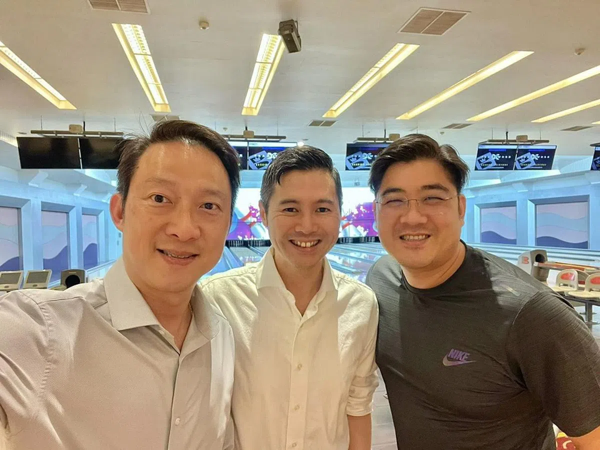 罗邦伟（中）、人民行动党盛港西支部主席蓝彬明（左），和即将卸任的盛港东支部主席凌炜鸿（右）。（取自罗邦伟脸书）
