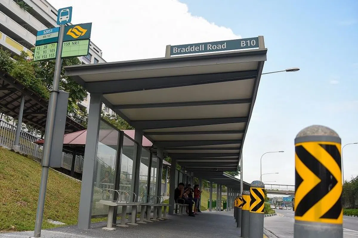  2017年被偷掉板凳的布莱德路编号第52051号巴士车站就是新型板凳。（海峡时报） 