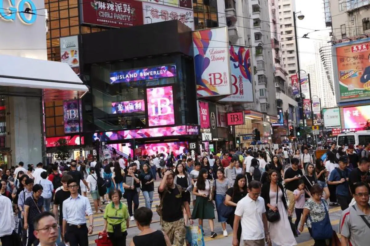 在生活压力巨大的香港，家用究竟该给多少引起热烈讨论。（南华早报）