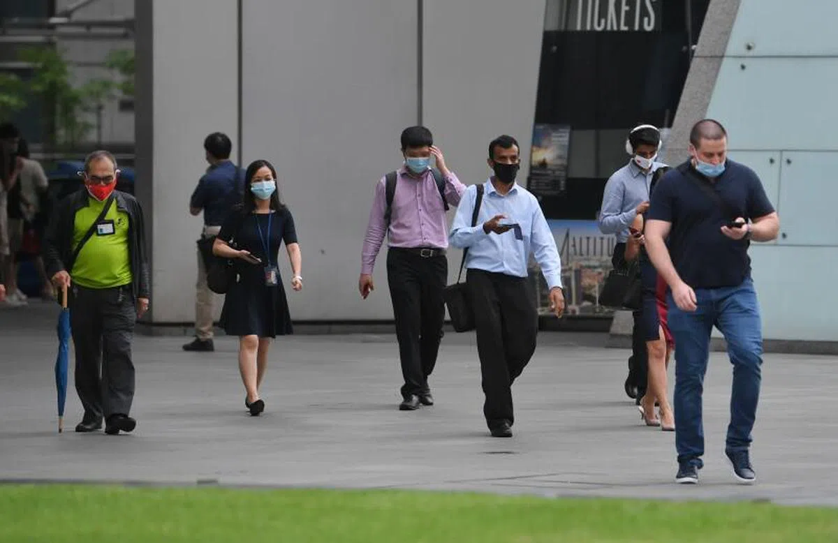  市中心的上班族。（海峡时报） 