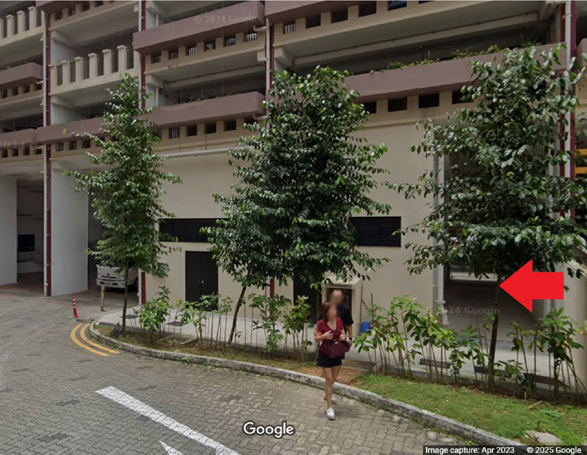红色箭头显示这是通往超级市场、咖啡店的捷径。（谷歌图）