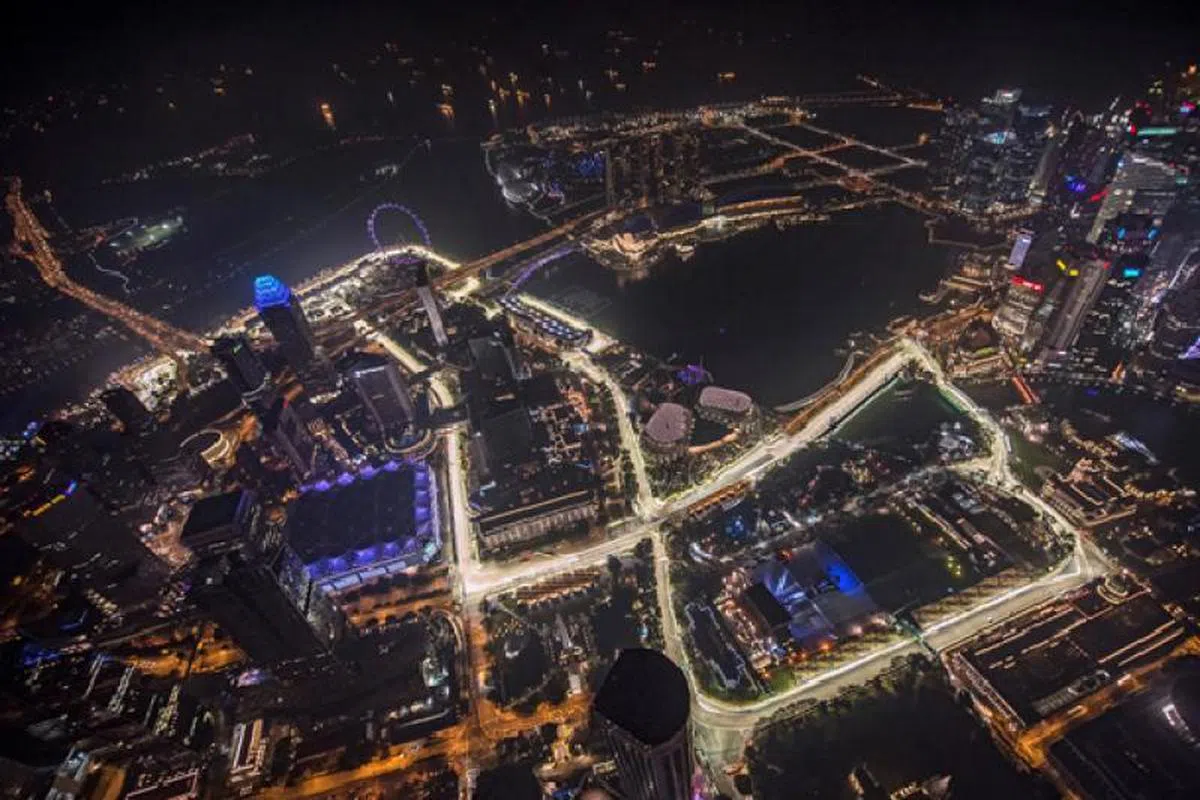  2016年的夜间赛事路线鸟瞰图，许多市区里的道路都被封路和设置了路障。（新加坡F1赛事官网） 