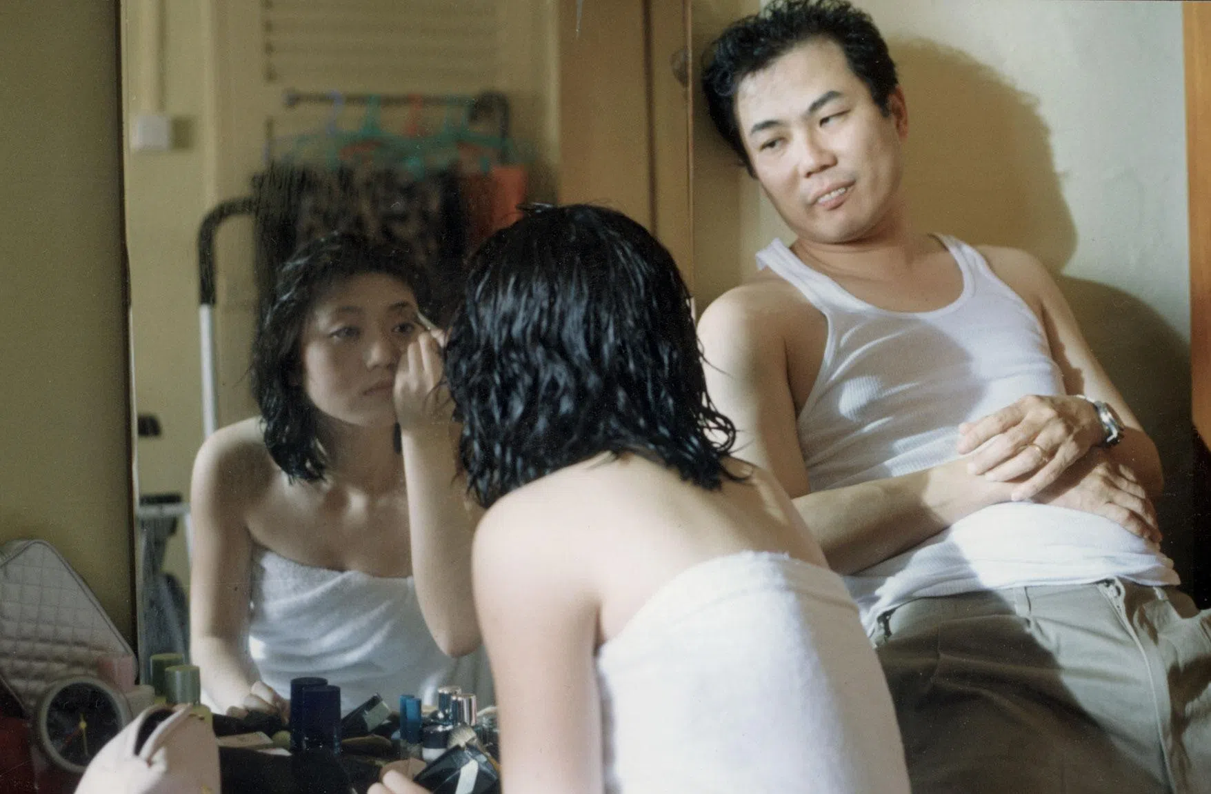 梁志强（右）在1997年参演邱金海执导的《12楼》。