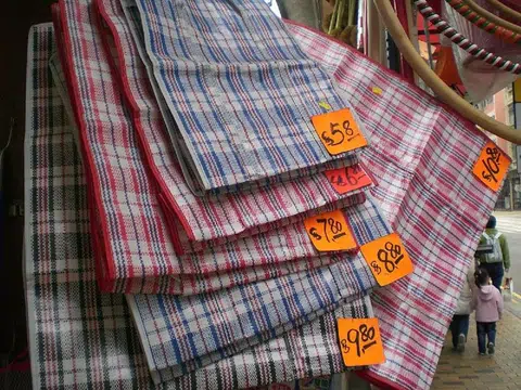 红白蓝胶袋价格向来亲民。（互联网）