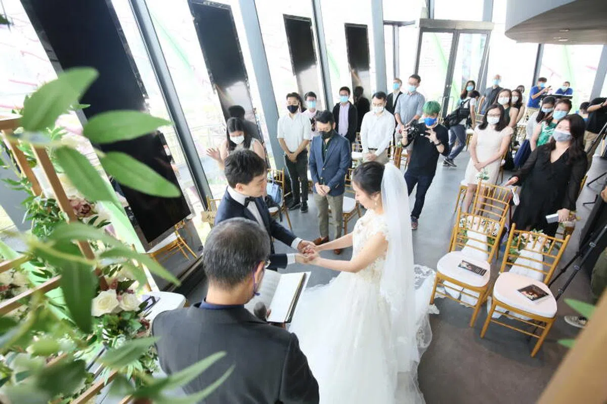  新常态下的婚礼，宾客们全程戴上口罩。（联合晚报） 