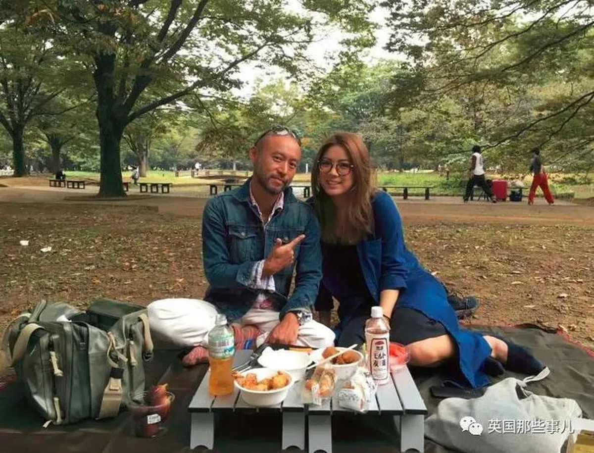  香港《苹果日报》的记者租了大叔去野餐。（香港苹果日报） 