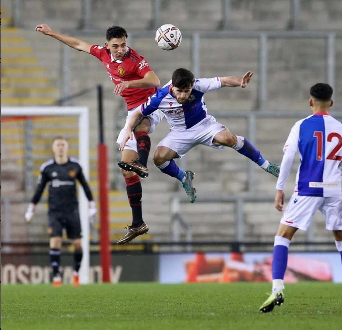 阿尔约弗雷（身穿红色球衣）在曼彻斯特联队青年队的一场比赛中与对手争顶。（sonnyaljofree Instagram）