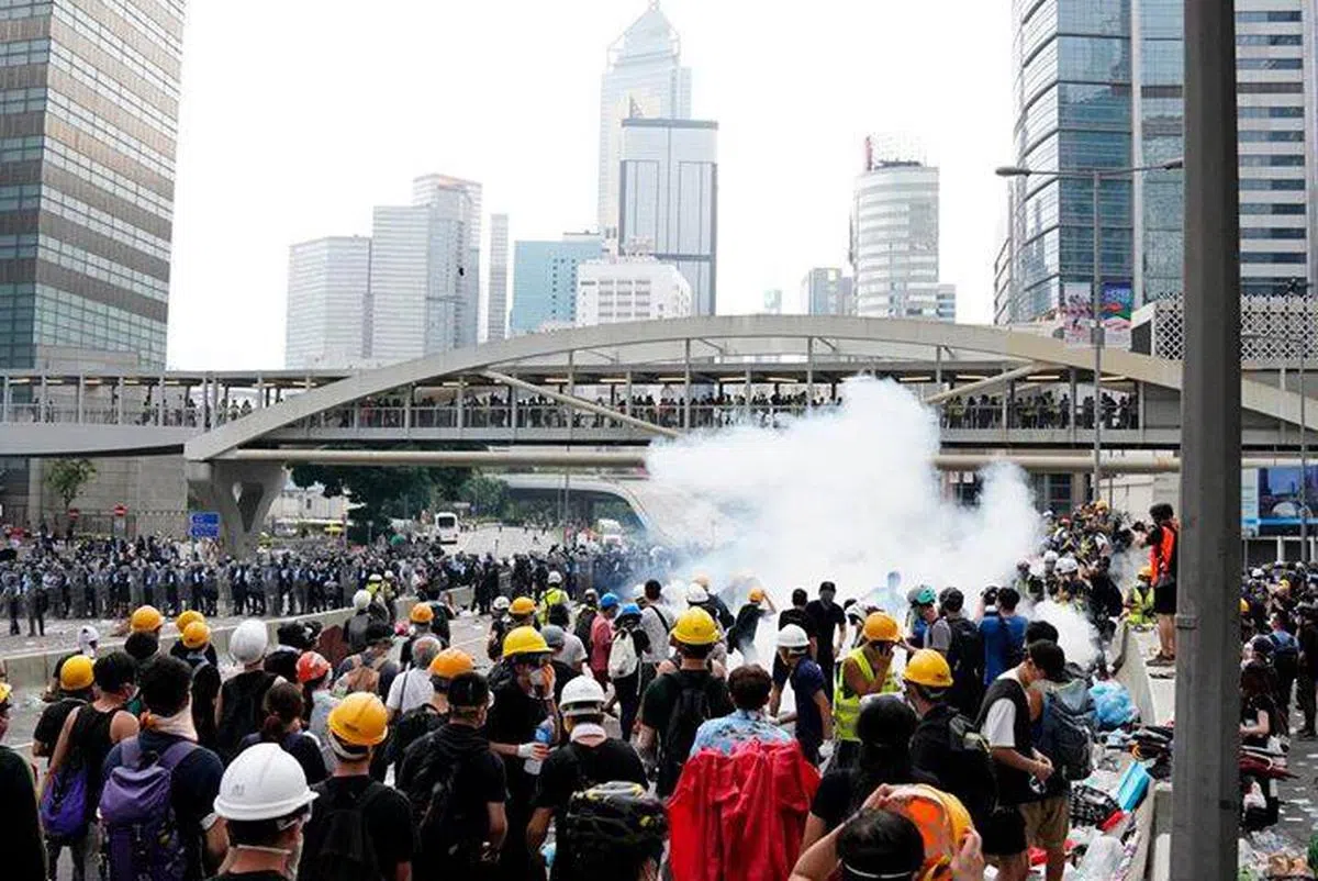  香港警方向示威群众发射催泪弹。（立场新闻） 