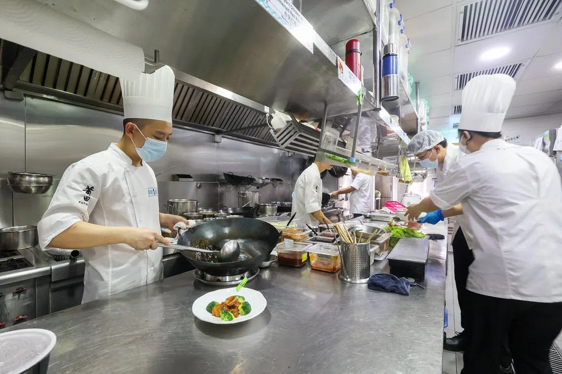 莆田过半的员工来自马来西亚和中国，2023年农历新年他们都没回乡过年，公司除了给予这些员工额外奖励，也会高薪聘请兼职员工来缓解人手不足的问题。（联合早报）