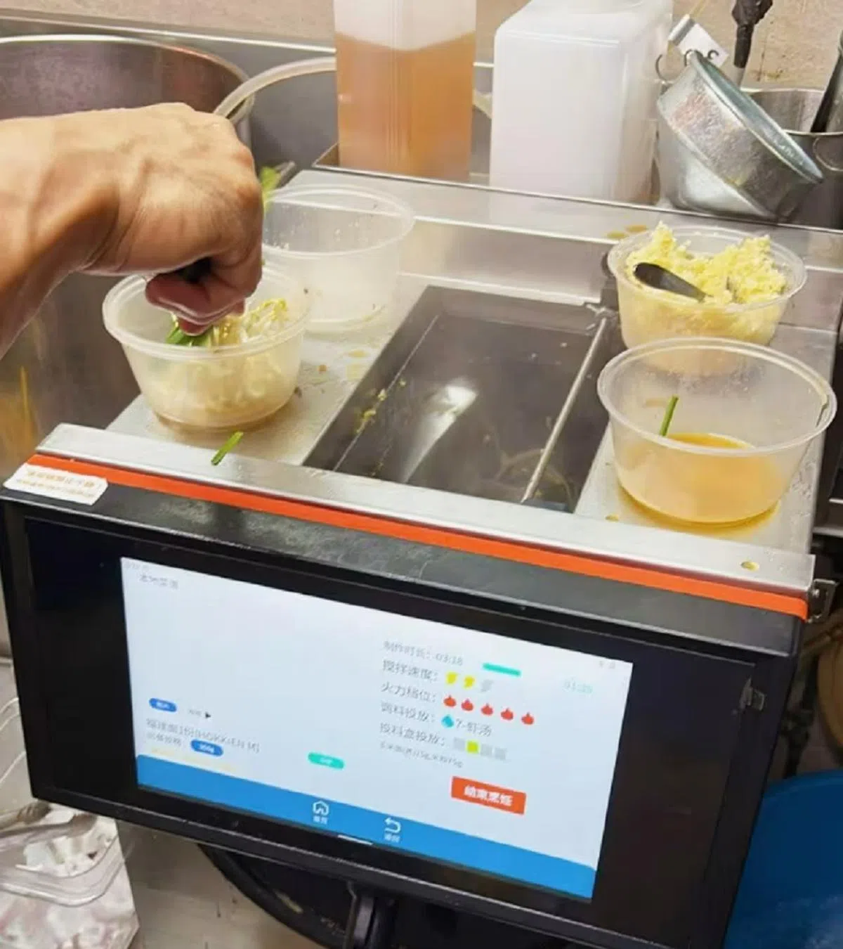 将食材倒入机器就行了，红蚂蚁也能胜任！（亚洲新闻台）