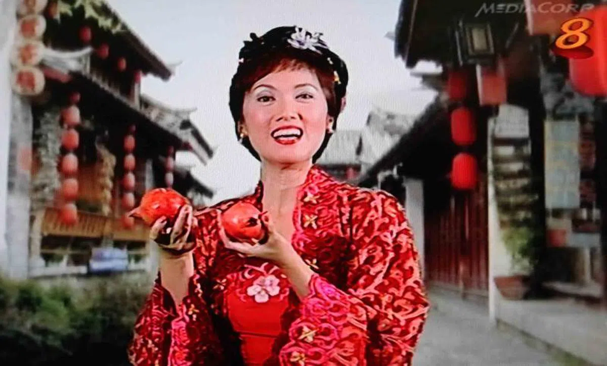  第二届" 华文？ 谁怕谁！"问答游戏大决赛2010年9月26日晚通过电视播出。最令观众捧腹甚至"大跌眼镜"的莫过于部长议员出题时的扮相。图：碧山—大巴窑集选区议员杨莉明扮演的石榴妹"骚"味十足。（联合晚报） 