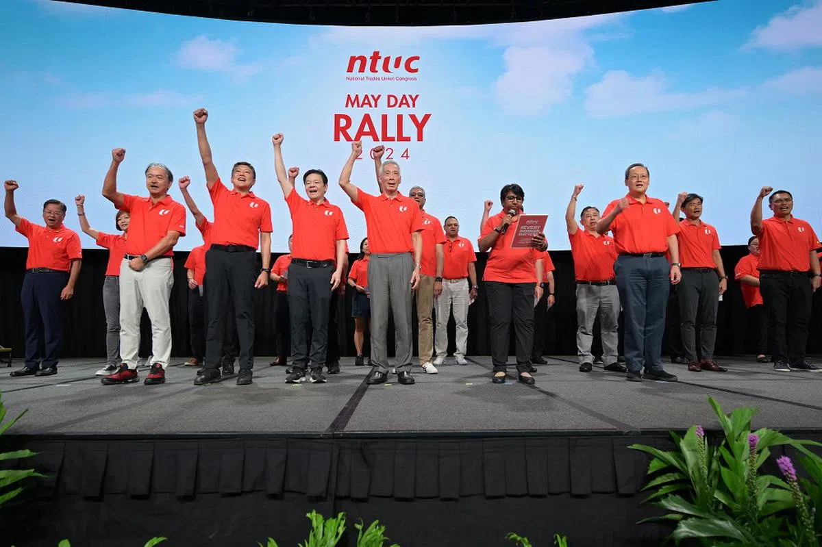 一年一度的五一劳动节集会结束前，与会者一般会喊口号。（海峡时报）