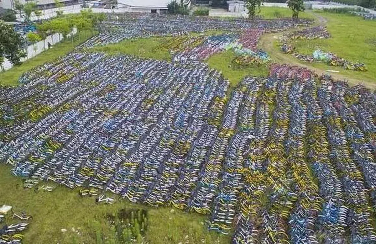  这是在杭州城南的一处空地，堆满了共享脚踏车，数量触目惊心！（互联网） 