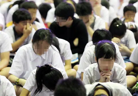 学生在等待考试成绩。（联合早报）