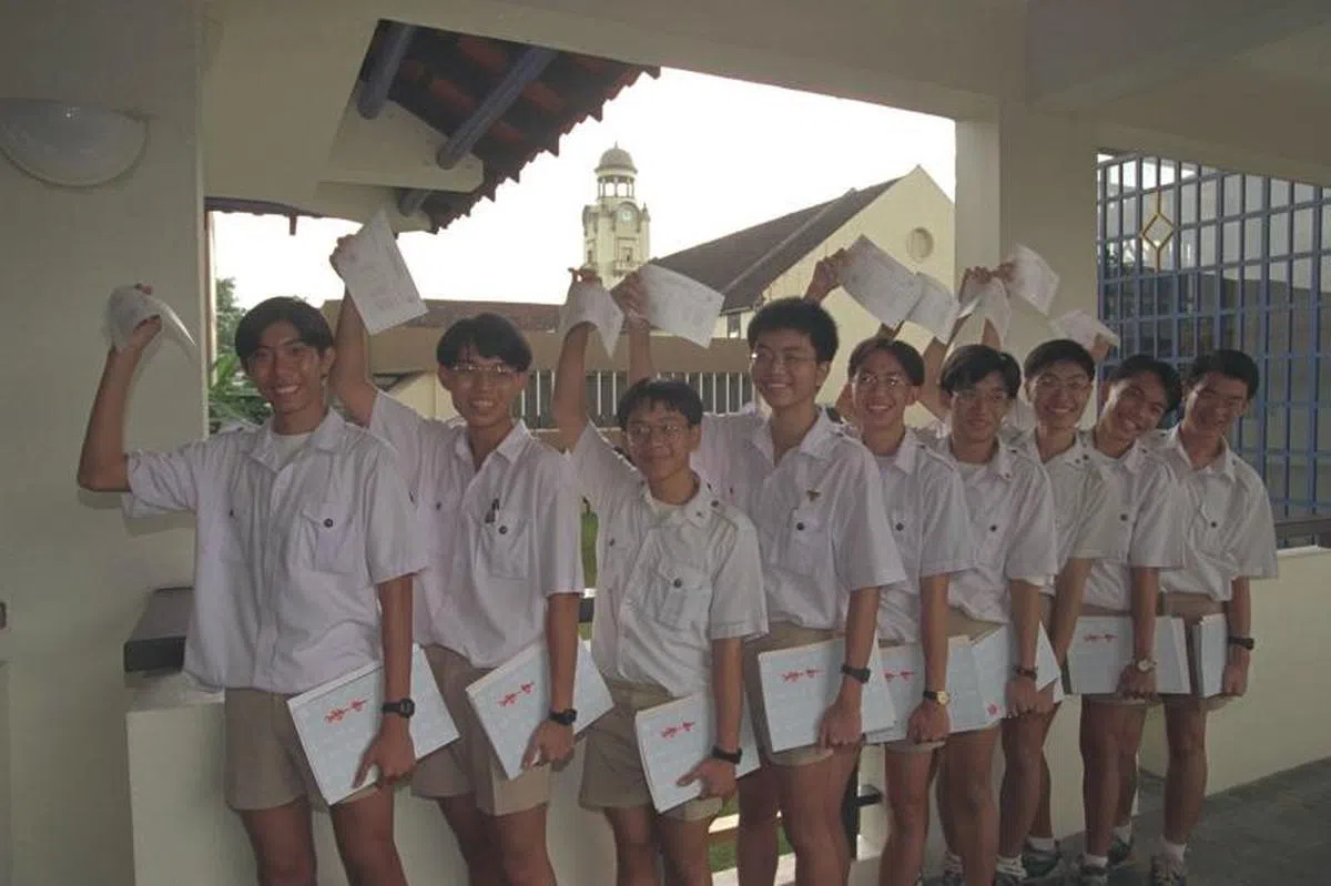  1994年O水准会考成绩放榜。华侨中学9名考获10科A1的状元，左一为吴仕豪。（联合早报） 