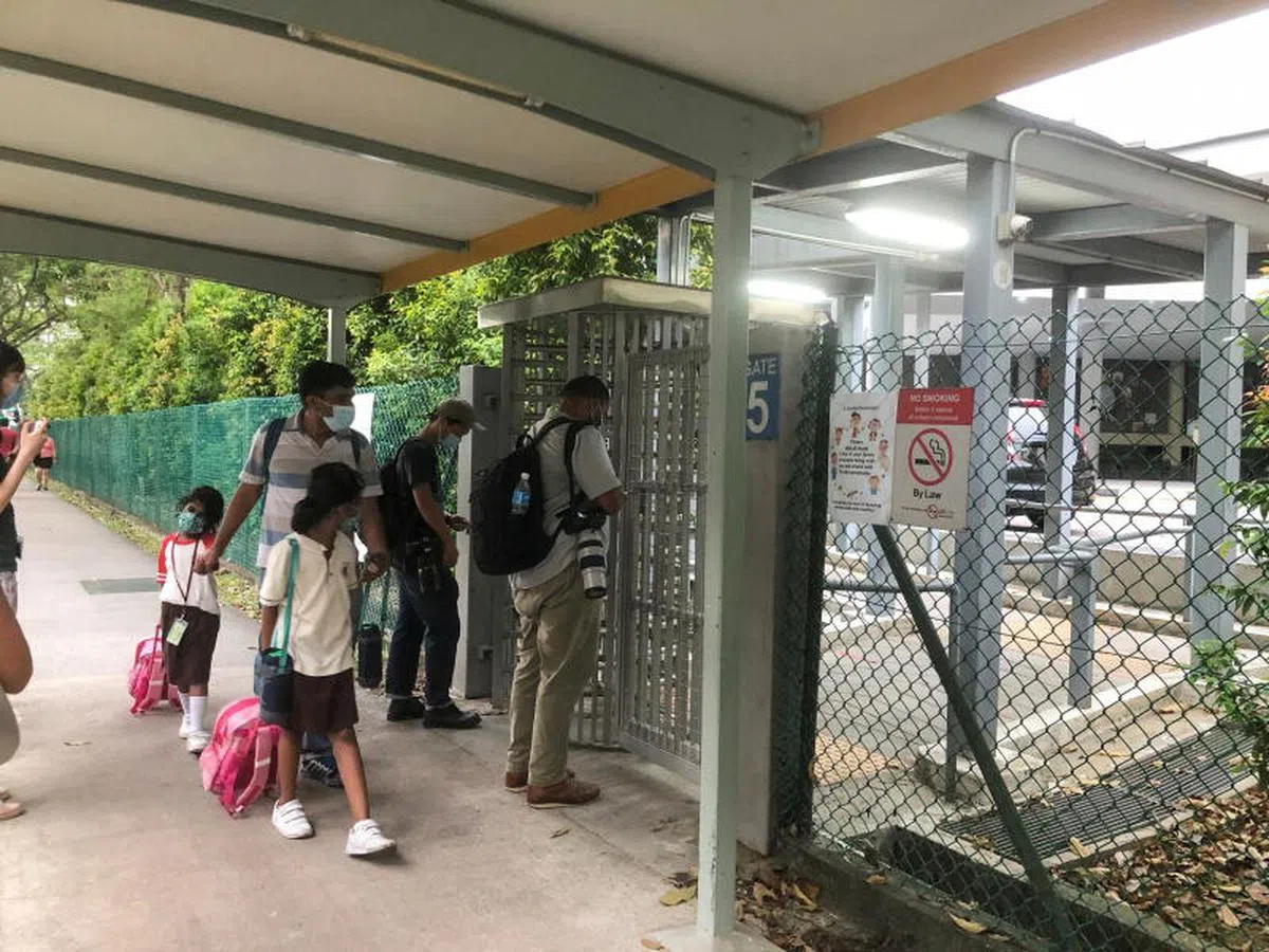  立化中学的家长陆续接送孩子回家。（路透社） 