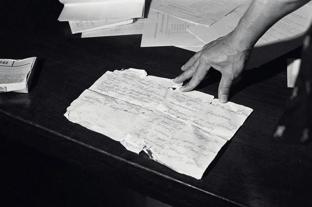 恐怖分子通过纸条道出企图炸毁毛广岛炼油厂的动机，并向新加坡政府开出释放人质的条件。（海峡时报档案照）