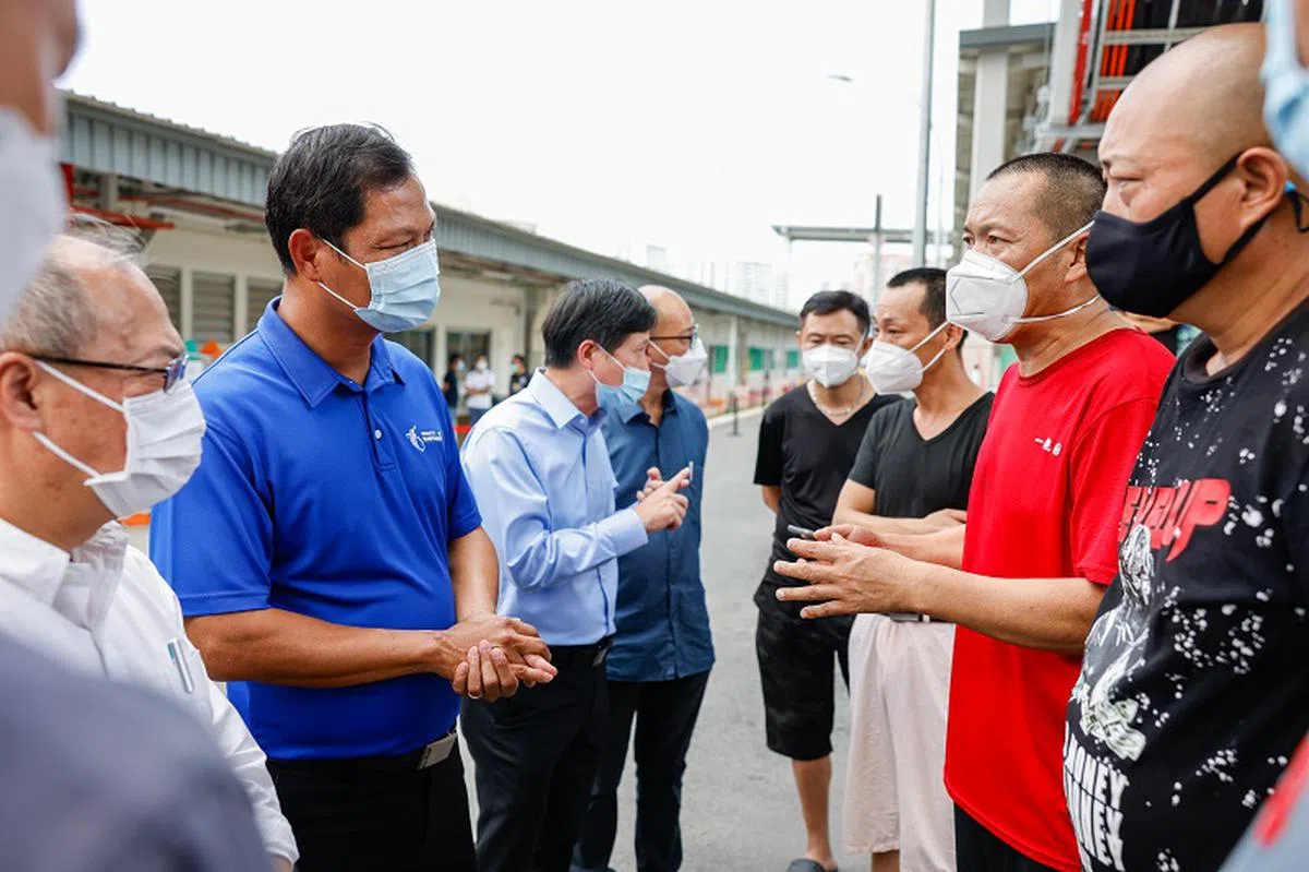人力部的保障、关怀与接触小组（ACE）署长邓锐辉（左二）、胜科海事的首席人力资源官蔡双耒（左一）和胜捷企业有限公司行政总裁明先生（左三）今天到访到访西雅惹兰都康速建宿舍视察情况，并与客工们对话。（人力部提供）