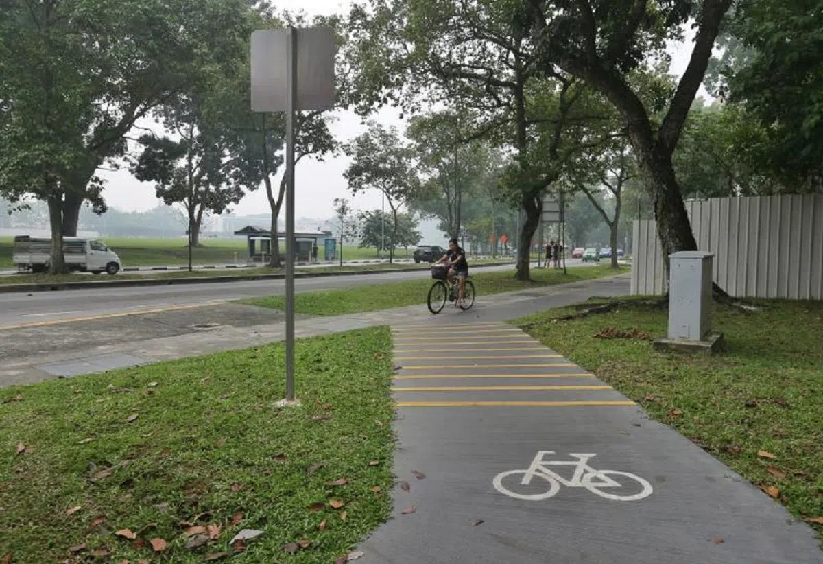图为义顺脚踏车道，全长15.5公里，居民可骑脚踏车沿着义顺环路往来市镇的主要设施，更方便也更安全。（联合早报）