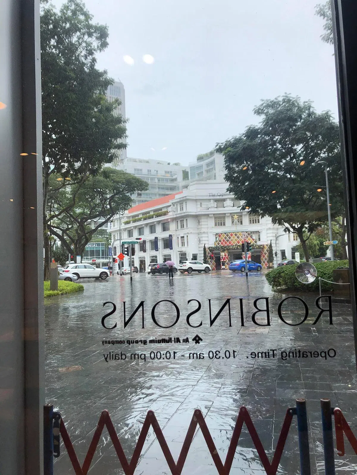  面对首都戏院的落地玻璃门最靠近我工作的。（卢丽珊摄） 