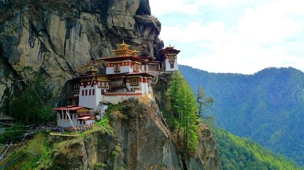虎穴寺（Taktshang Goemba）是不丹国内最神圣的佛教寺庙，被誉为世界十大超级寺庙之一。 地理位置虎穴寺坐落在Paro山谷中3000英尺高的悬崖壁上。（海峡时报）