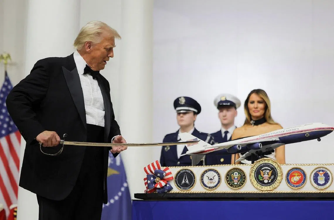 在1月20日晚上的就职舞会上，美国第47任总统特朗普（左一）用一把剑切蛋糕，随后还挥剑随音乐起舞。（路透社）