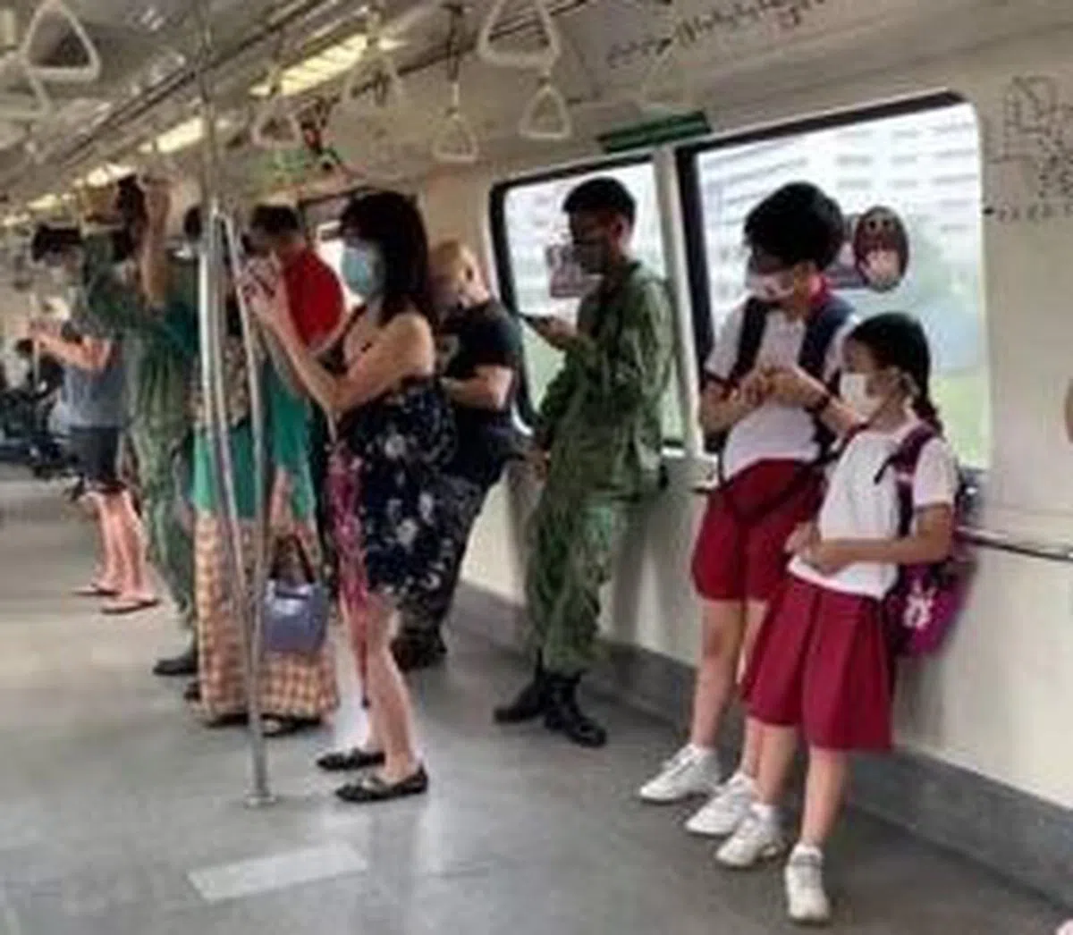  中年女子的一阵怒吼声划破了地铁车厢的宁静，向身穿绿色上衣的马来妇女理论，引起不少民众注意。（Stomp） 