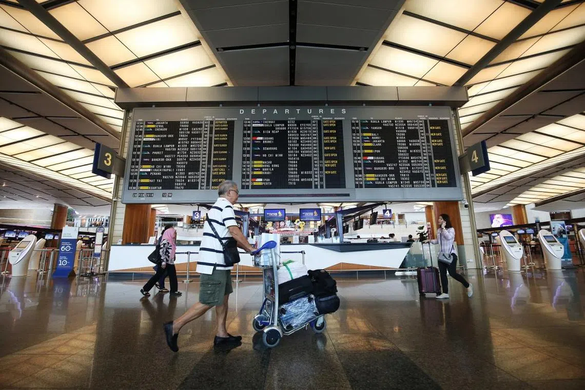 你现在搭飞机出国，付的机场使用费总额是34元；7月以后，就要付47元3角。到了2024年，就得付62元3角。（联合早报）