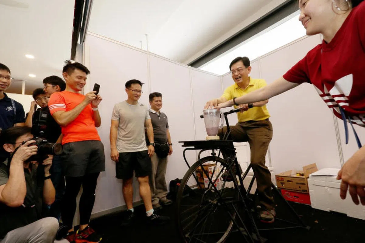  王瑞杰（身穿黄T恤者）昨天（28日）出席淡滨尼社区活动。（联合早报） 