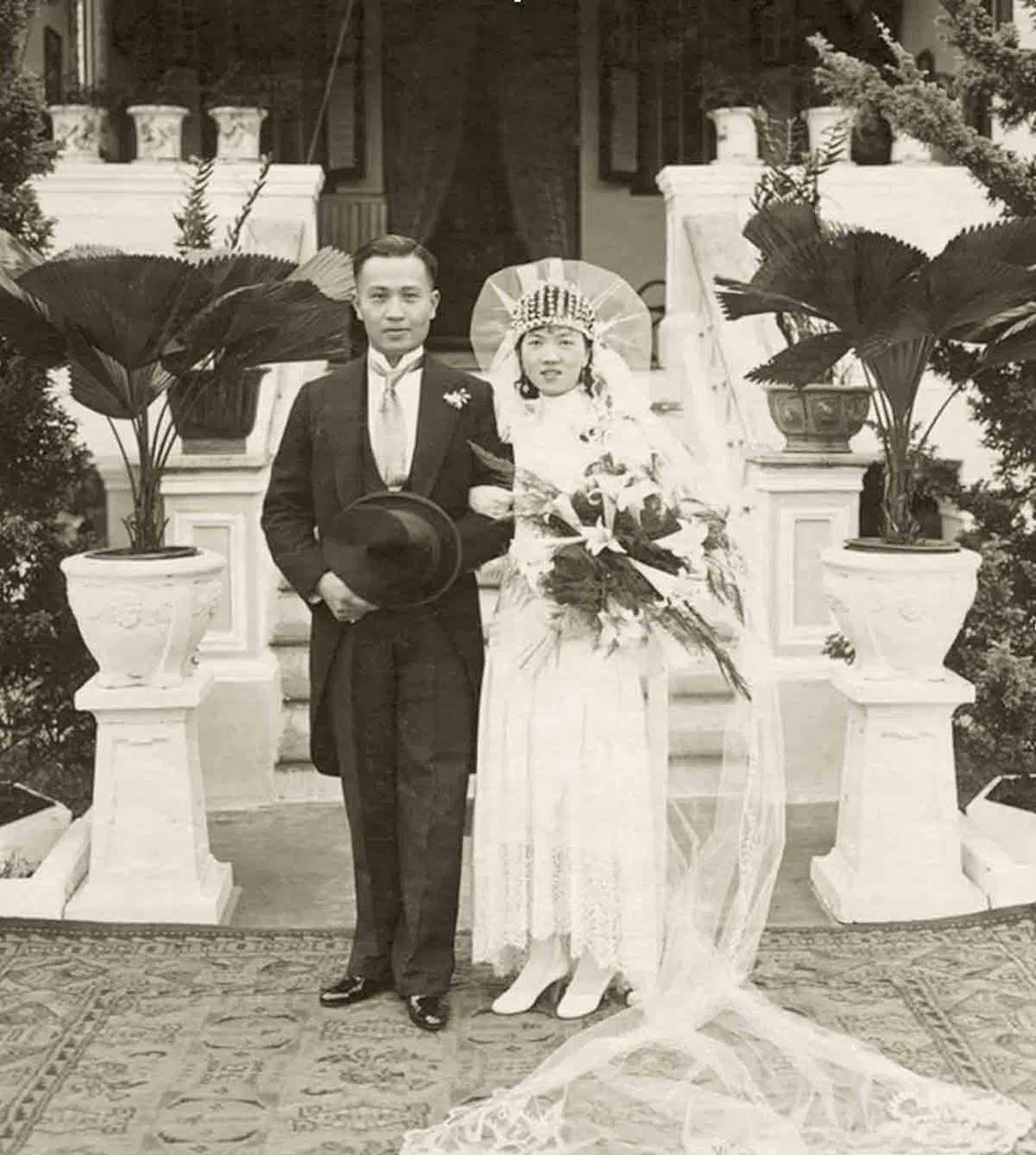  关凯文的祖父祖母婚礼当天在期颐园门前合照。结婚当天是两人第二次见面。（关凯文提供） 
