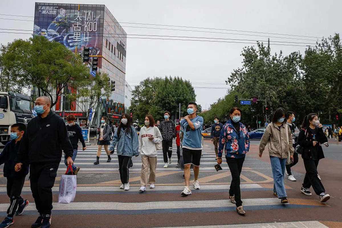 从新加坡出发飞抵北京前仍需先抵达郑州隔离。图为北京市区。（欧新社）